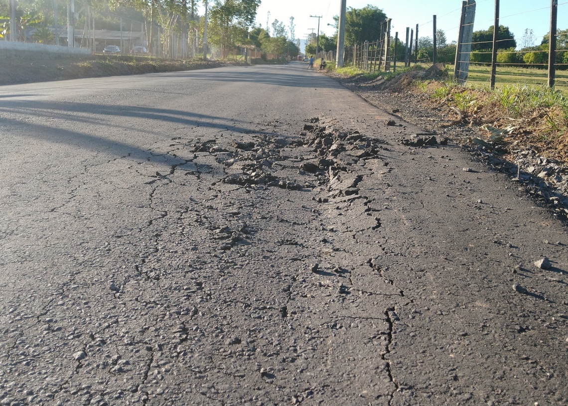 Rachaduras já estão presentes em asfalto recém feito 
Fotos: Deivis Luz
