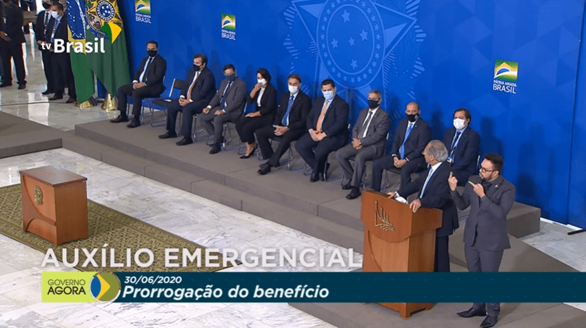 Paulo Guedes anuncia prorrogação do auxílio ao lado de demais líderes do governo no Planalto Foto: Reprodução/YouTube