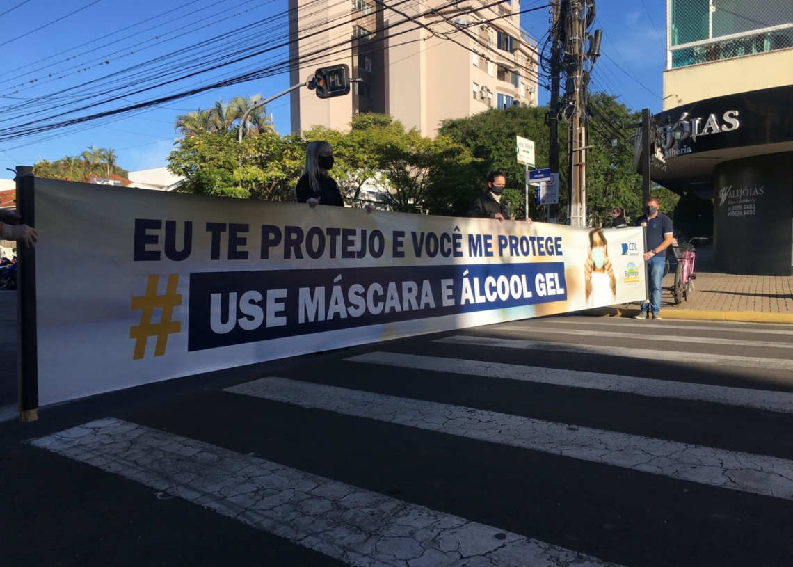 Agentes da entidade divulgam faixa de conscientização na Av. João Correa | Foto: Pâmela Riboli