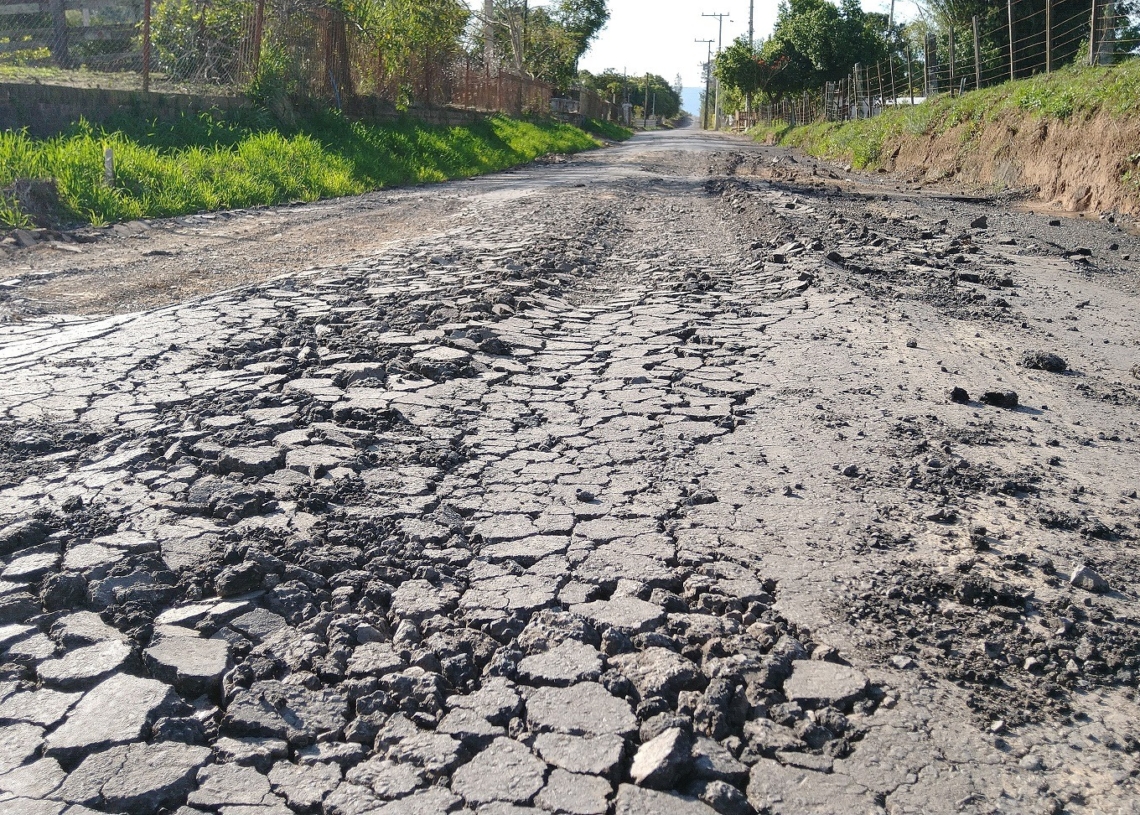 Péssimas condições do asfalto na Rua da Várzea, podem ser constatadas ao trafegar pela região
Fotos: Deivis Luz