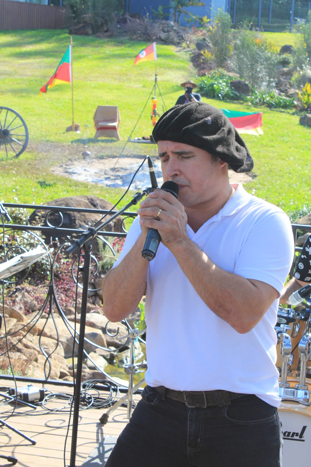 Sandro Coelho (ex-vocalista do Tchê Garotos) abrilhantou o evento