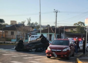 Com impacto, motorista do Uno capotou o veículo | Foto: Divulgação