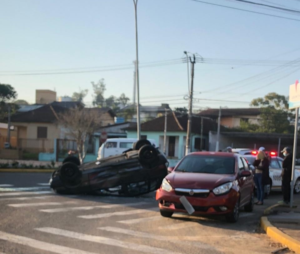 Com impacto, motorista do Uno capotou o veículo | Foto: Divulgação