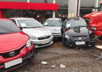 Caminhão com placas de Campo Bom atinge veículos de revenda às margens da ERS-115 em Igrejinha