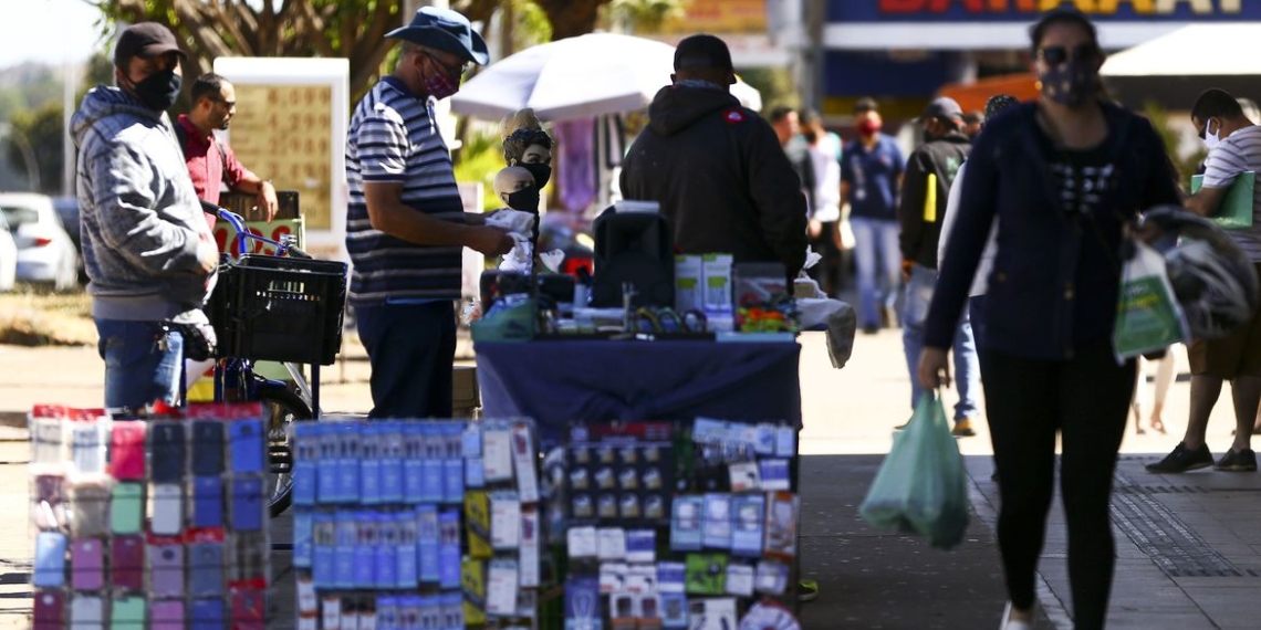 Intenção de consumo das famílias volta a crescer após cinco quedas