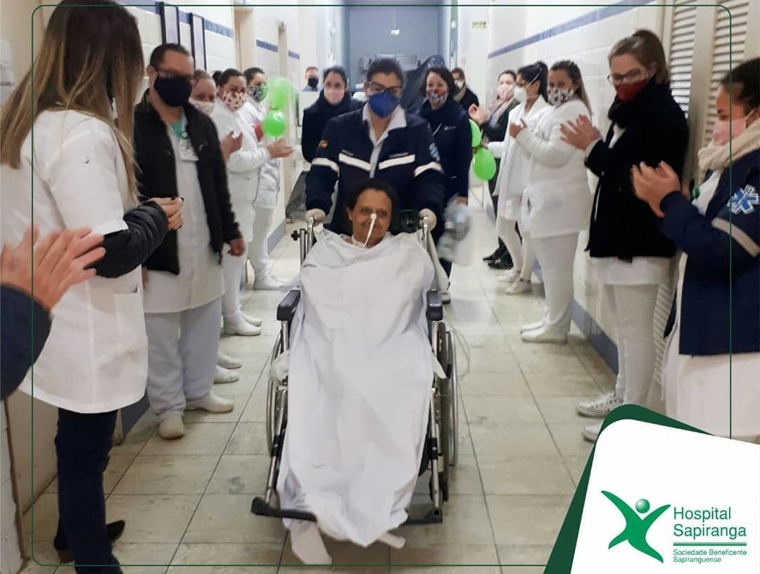 Paciente Iara rece- bendo alta depois de
50 dias no hospital
de Sapiranga | Foto:
Arquivo/Hospital