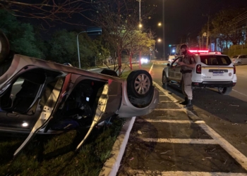 Motorista perde o controle e capota veículo em Campo Bom