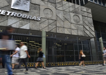 Gasolina sobe 4% nas refinarias, anuncia Petrobras