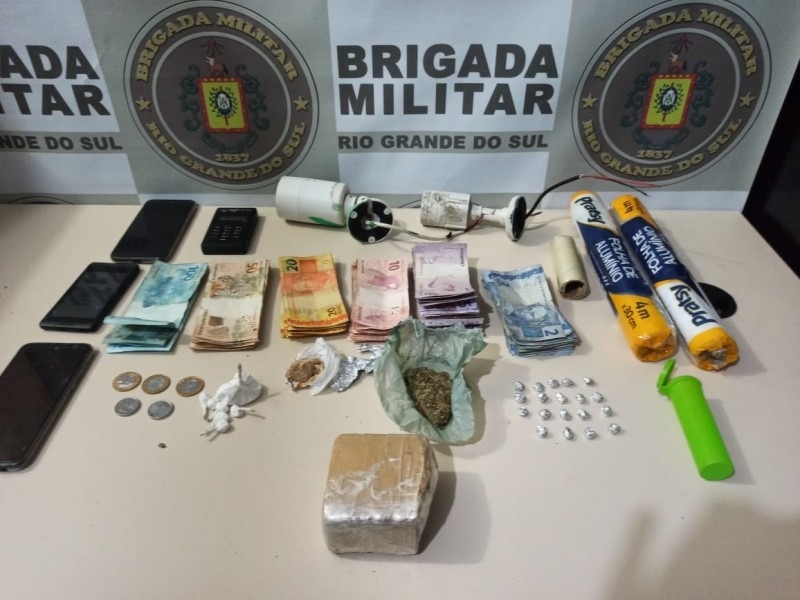 Droga, dinheiro e materiais apreendidos (Cred. Brigada Militar)