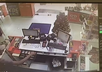 Vídeo da câmera de segurança mostra o momento em que o homem retira o dinheiro do caixa
Foto: Reprodução