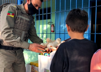 Major Beron ajudando na entrega às crianças em Sapiranga 
Fotos: Melissa Costa