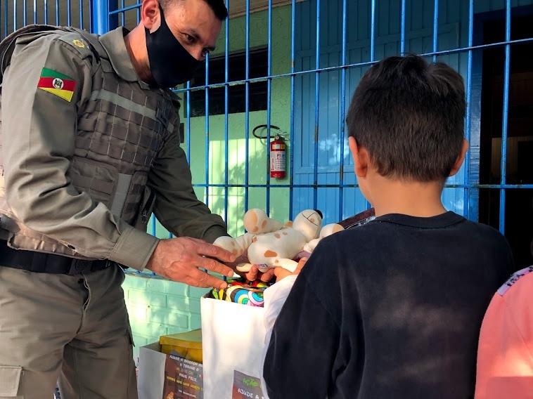 Major Beron ajudando na entrega às crianças em Sapiranga 
Fotos: Melissa Costa