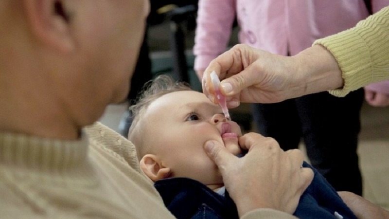 Crianças menores de cinco anos devem receber a gotinha contra a paralisia e outras vacinas que estejam em atraso - Foto: Camila Domingues / Arquivo
