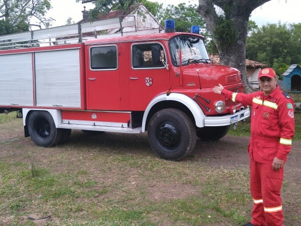 Rodrigo mostra, orgulho, o caminhão de bombeiros de 1973
Foto: Deivis Luz