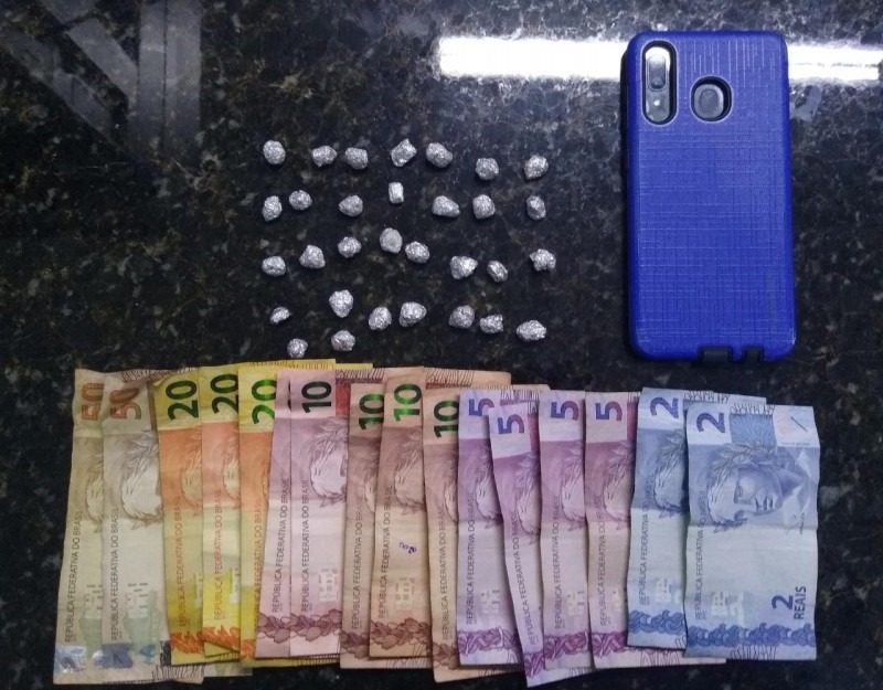 Droga e dinheiro apreendidos (Foto: Brigada Militar)