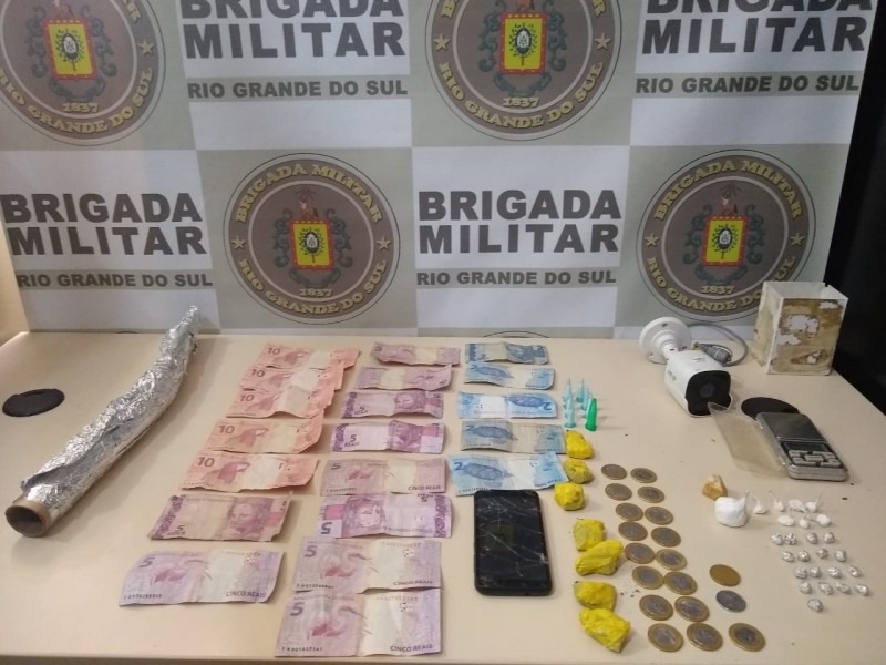 Droga, dinheiro e demais materiais apreendidos pelos policiais (Foto: Mário Monteiro/BM)