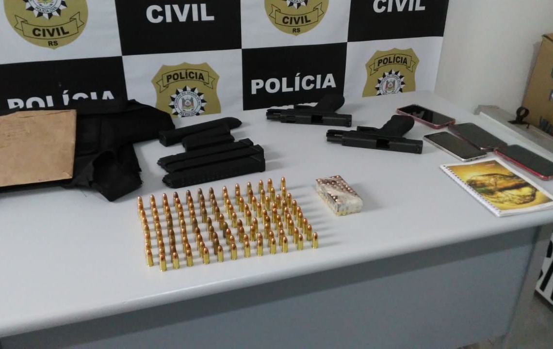 Pistolas, munições e colete balístico apreendidos (Foto: Polícia Civil)