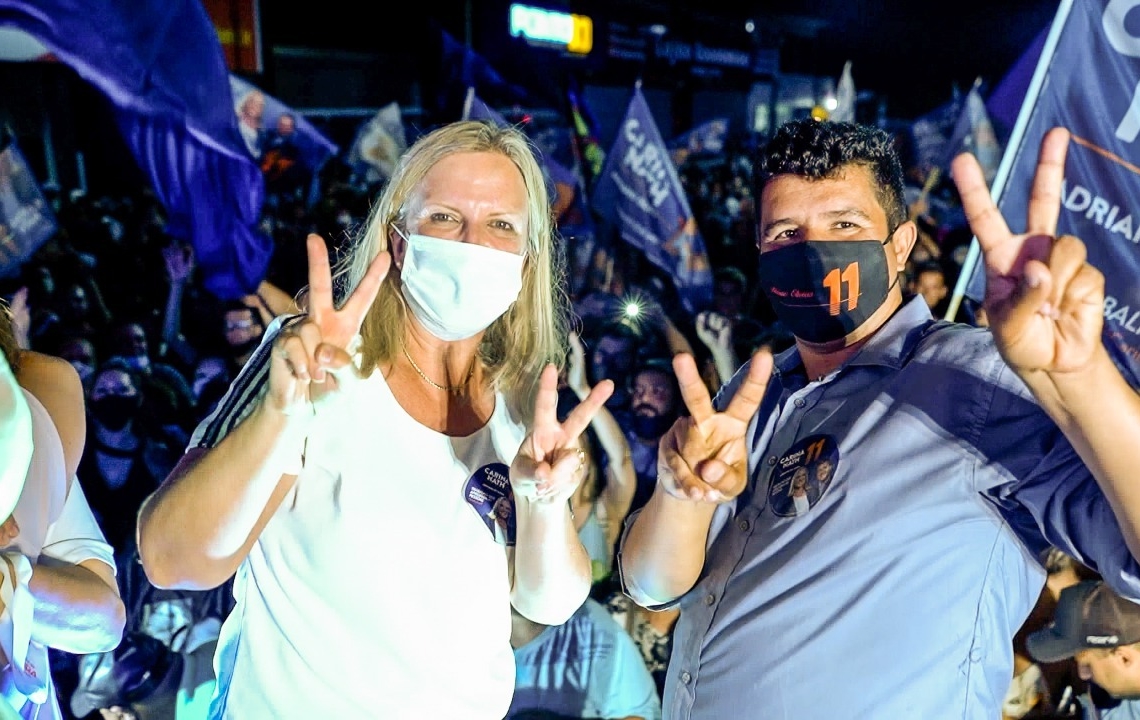 Carina e Adriano comemoram a vitória com seus eleitores (Foto: Felipe Silva)