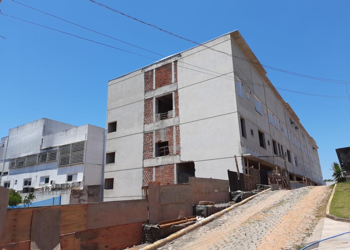 Quem passa pelo
Hospital Sapiranga,
já consegue ver a cara
do novo prédio,
ainda em obras
Foto: Henrique Ternus