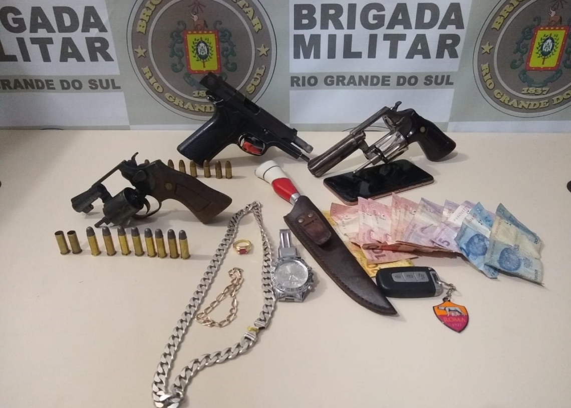 Armas e faca apreendidas pela polícia (Foto: Mario Monteiro/Bm)