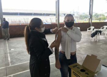 Pfizer e BioNTech dizem que sua vacina contra covid-19 é 90% eficaz