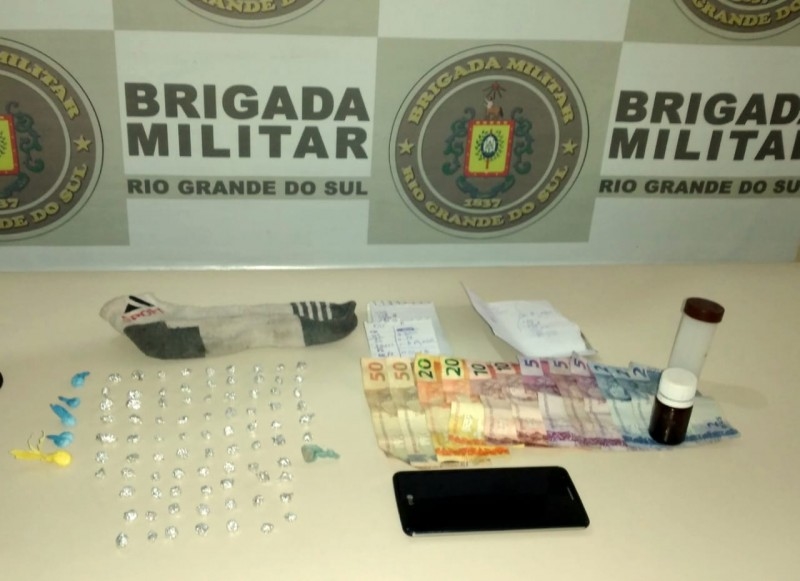 Droga e dinheiro apreendidos (Foto: Brigada Militar)