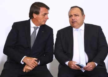 O presidente Jair Bolsonaro e o ministro da Saúde, Eduardo Pazuello, durante cerimônia de lançamento de programa de qualificação do atendimento de agentes comunitários de saúde, o "Saúde com Agente".