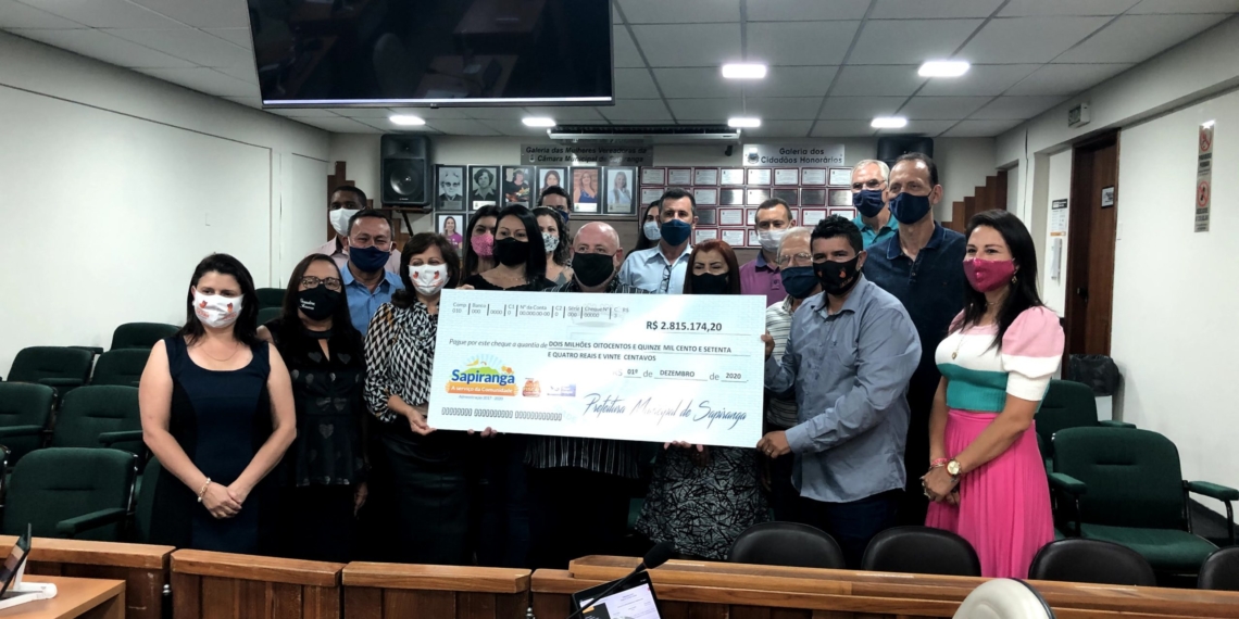 Câmara de vereadores entrega cheque de R$ 2,8 milhões para prefeitura de Sapiranga de valores economizados