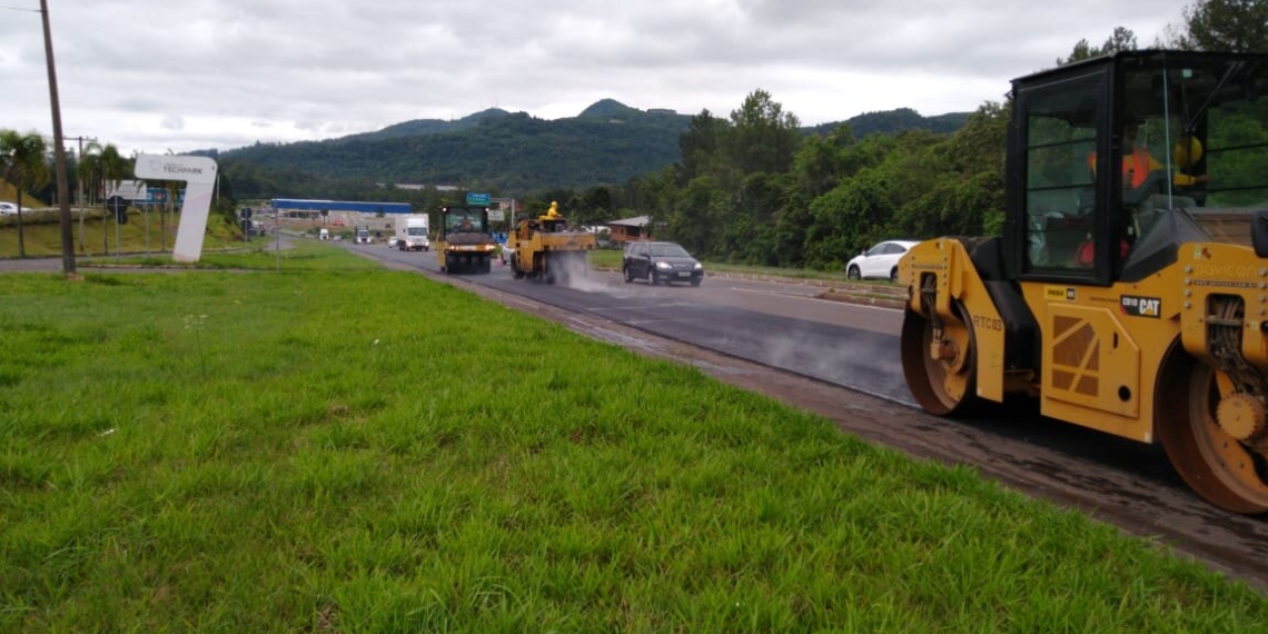 Secretário Juvir Costella comenta entrega de passarela  e recapeamento da RS-239