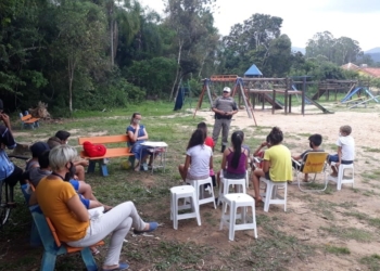 Sargento Ramos conversando com crianças e adolescentes do bairro 
Foto: Brigada Militar