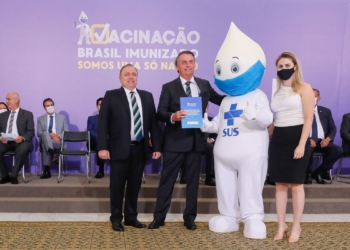 Bolsonaro com o Zé Gotinha | Foto: Isac Nóbrega/PR