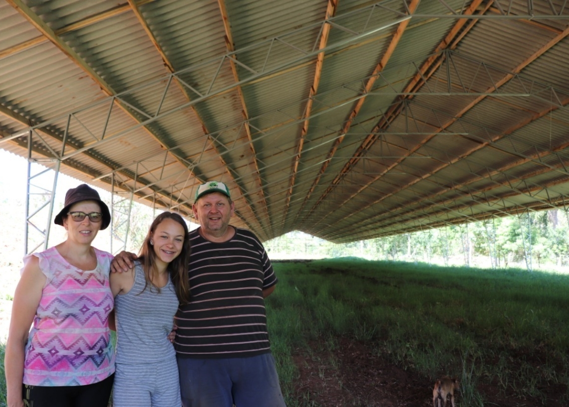 Evandro, esposa e uma das filhas junto da estrutura do primeiro aviário: sonho se realizando (Foto: Melissa Costa)