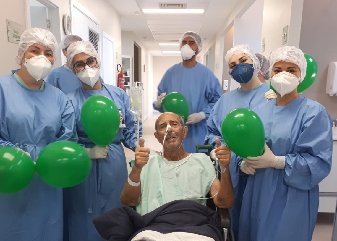 Sr. Celony, de 81 anos, e as profissionais de saúde comemorando a saída da UTI - Foto: Divulgação/Hospital Sapiranga
