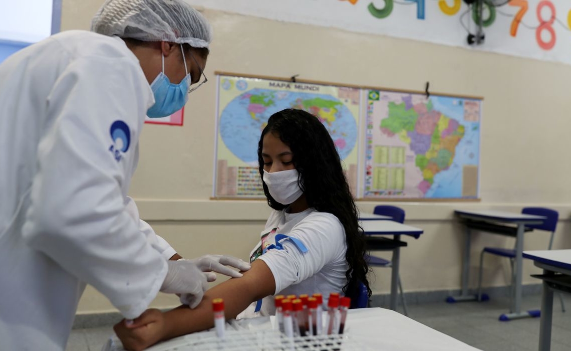 Profissional da saúde realiza coleta para teste de Covid-19 em escola de São Paulo (SP) 
01/10/2020
REUTERS/Amanda Perobelli