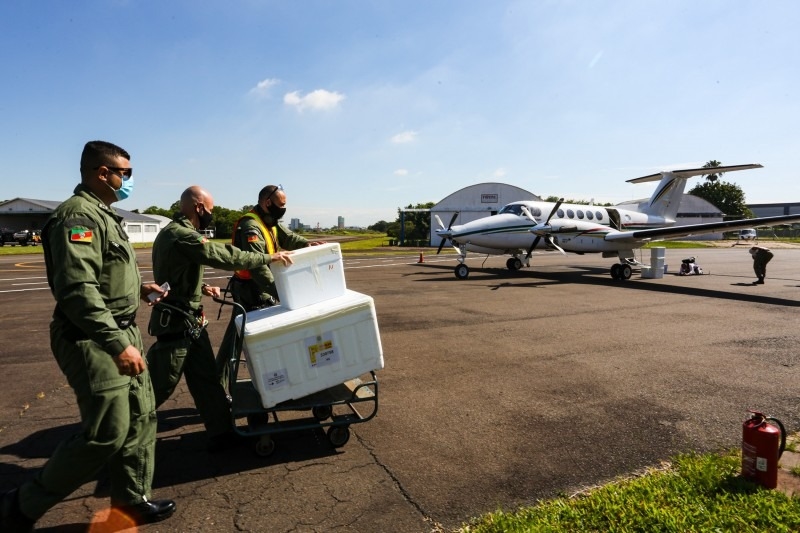 Avião da Brigada Militar transportou vacinas pela manhã e à tarde - Foto: Felipe Dalla Valle/Palácio Piratini