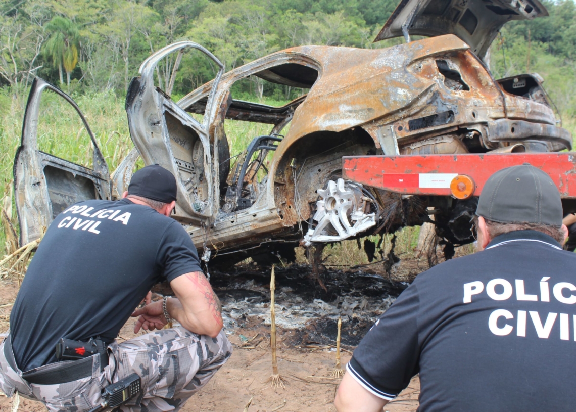 Inicialmente, suspeita era de que corpo da vítima pudesse estar carbonizado junto ao carro. Mas veículo foi somente incendiado e abandonado em Taquara 
(Fotos: Melissa Costa)