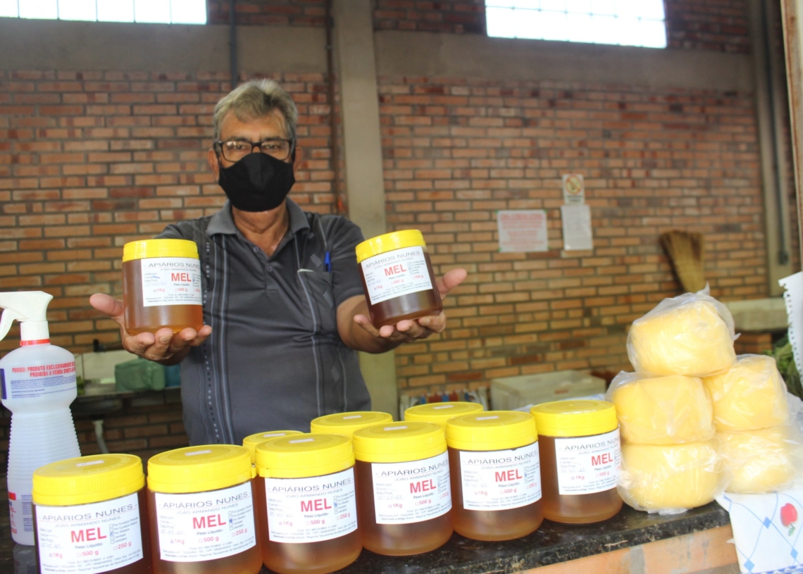Osmar Torres mostra, orgulhoso, o mel que vende aos clientes - Fotos: Melissa Costa