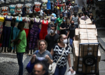 People walk around the Saara street market, amid the outbreak of the coronavirus disease (COVID-19), in Rio de Janeiro, Brazil November 19, 2020. Picture taken November 19, 2020.  REUTERS/Pilar Olivares