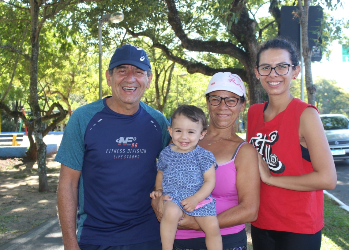 Nicolau Batista com Nara, Alice, Daniel: prática de exercícios em família - Fotos: Melissa Costa