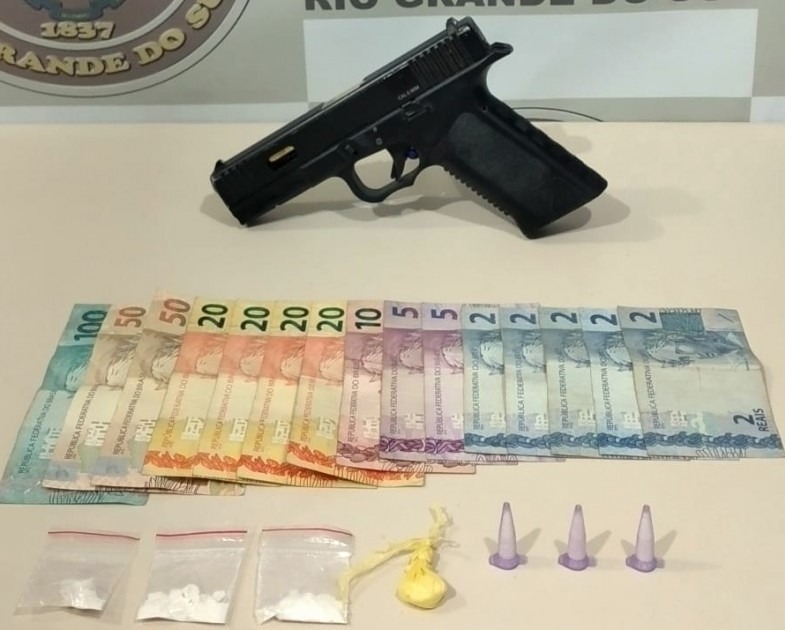 Simulacro de arma de fogo, dinheiro e droga apreendidos (Foto: Brigada Militar)