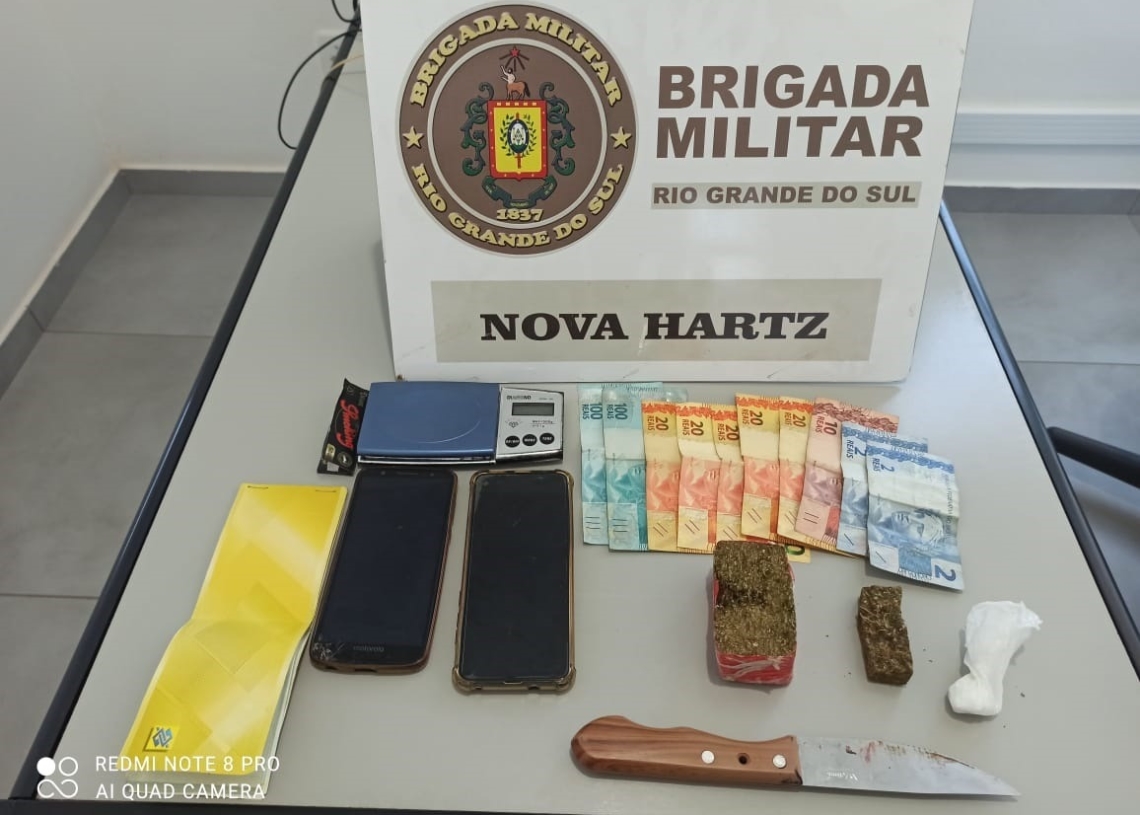 Droga, faca e dinheiro apreendidos (Foto: Brigada Militar)