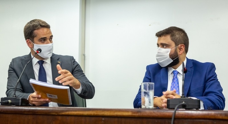 Leite entregou para o deputado Souza a agenda legislativa do Executivo para o início de 2021 - Foto: Gustavo Mansur/Palácio Piratini