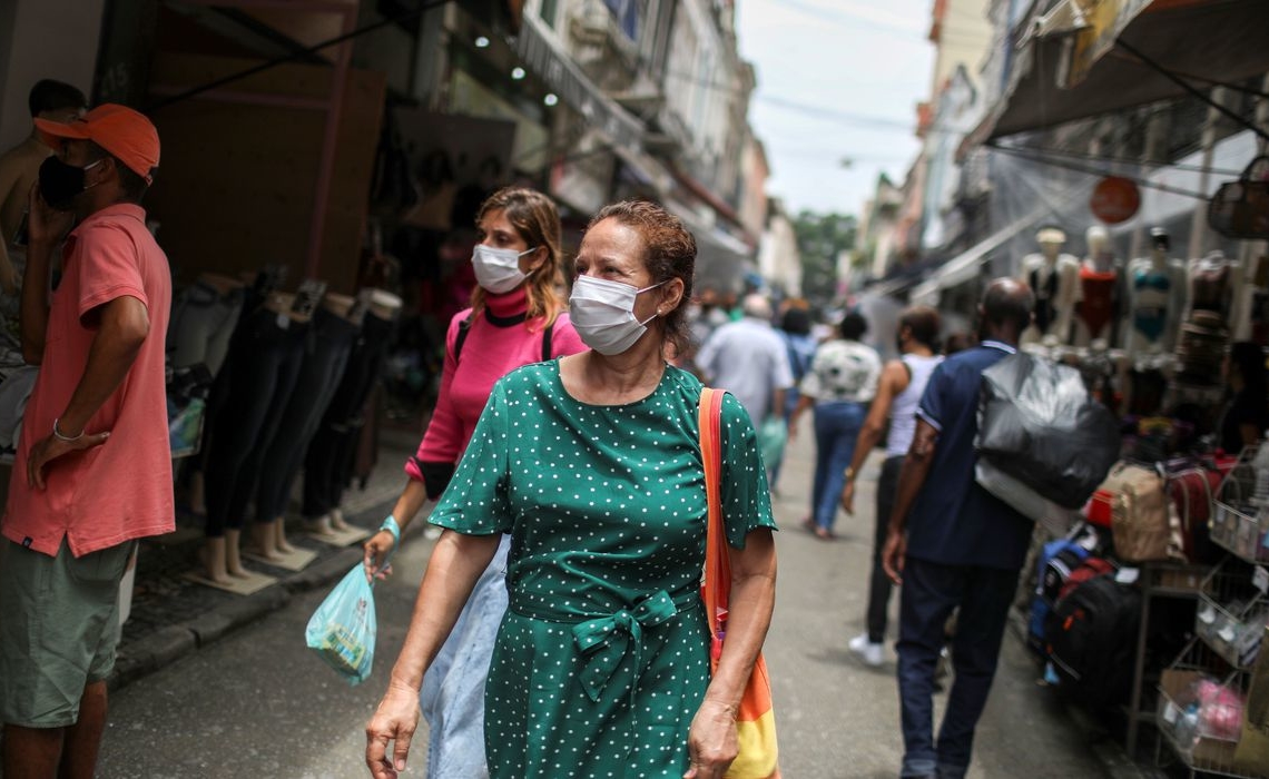 People walk around the Saara street market, amid the outbreak of the coronavirus disease (COVID-19), in Rio de Janeiro, Brazil November 19, 2020. Picture taken November 19, 2020. REUTERS/Pilar Olivares