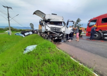 Grave acidente envolvendo dois caminhões deixa um ferido e trânsito lento na RS-239