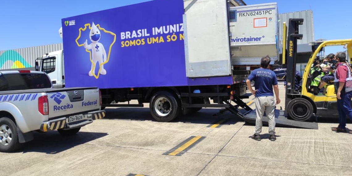 Vacinas de Oxford/AstraZeneca já estão com Ministério da Saúde