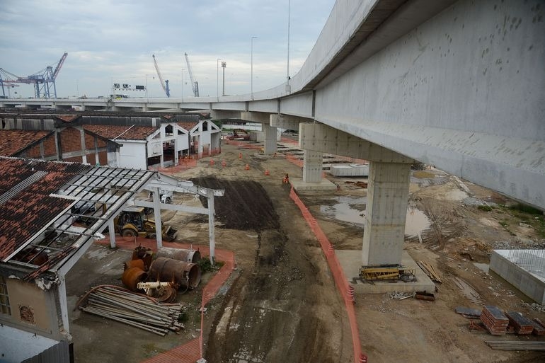 Canteiro de obras da alça de ligação da Ponte Rio-Niterói com a Linha Vermelha.