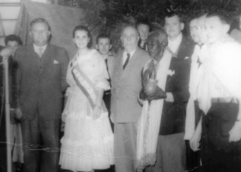 Teresinha, no ano de 1959, com o primeiro prefeito de Sapiranga, o Sr. Edwin Kuwer (esquerda), com o governador do Estado, o Sr. Ildo Meneghetti, e com Pai João.