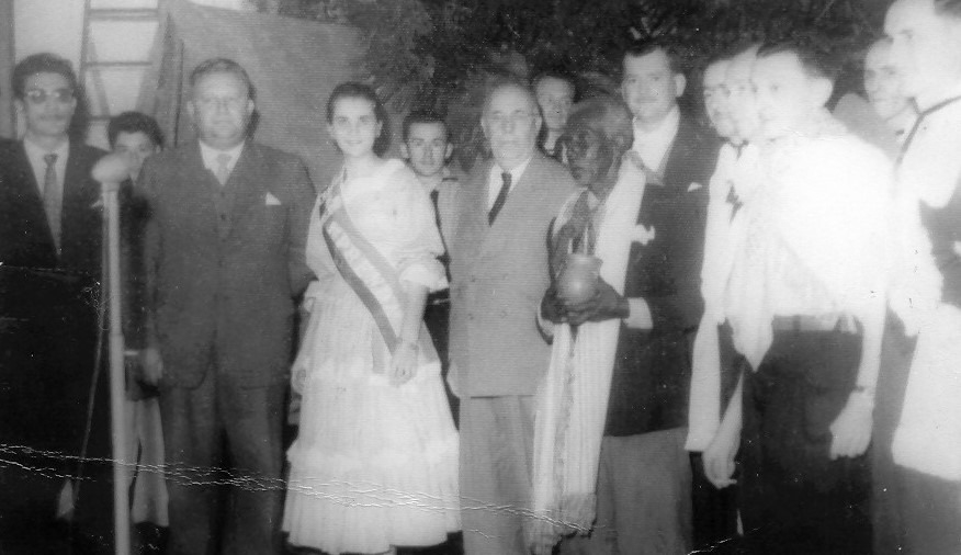 Teresinha, no ano de 1959, com o primeiro prefeito de Sapiranga, o Sr. Edwin Kuwer (esquerda), com o governador do Estado, o Sr. Ildo Meneghetti, e com Pai João.