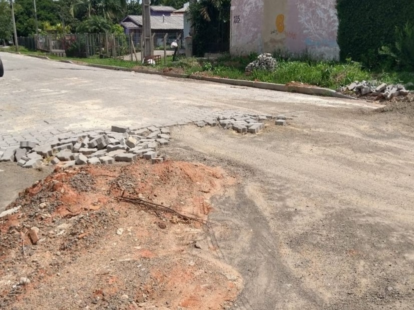 Obra pela metade e materiais deteriorando na rua Egon Theno Pilger, no bairro Da Canoa - Foto: Reprodução