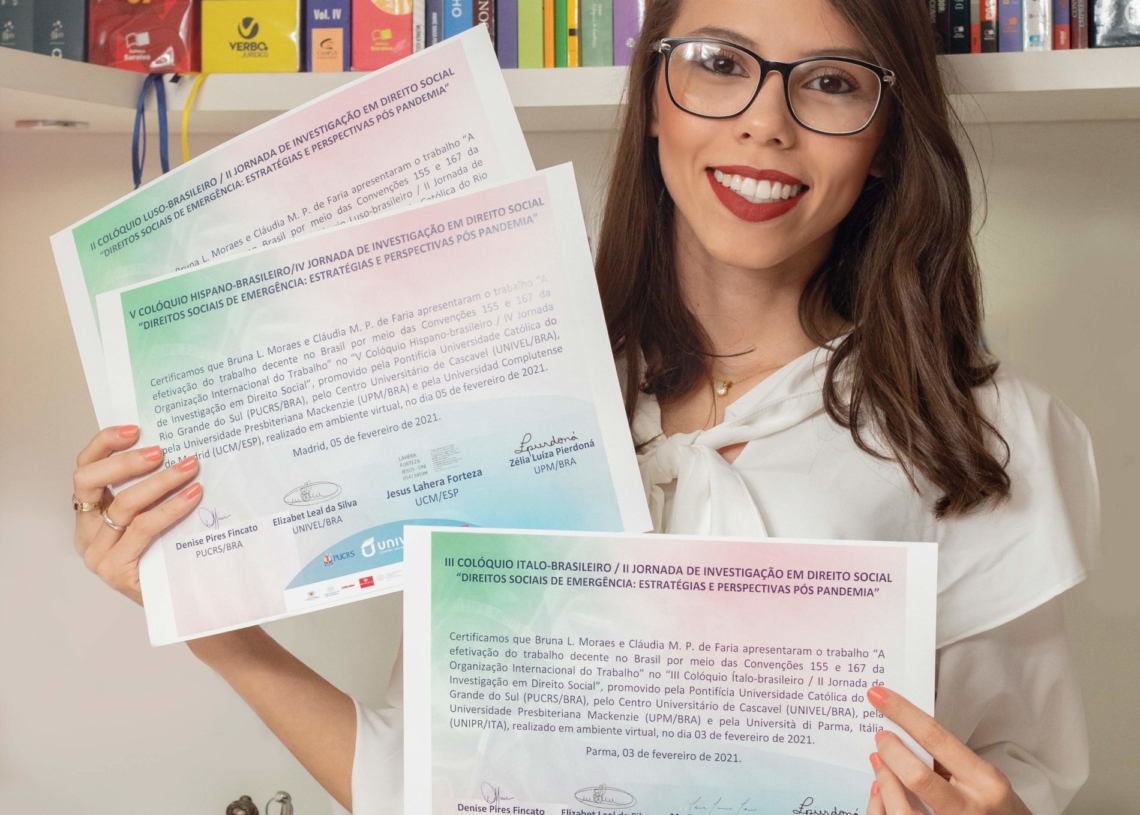 Bruna exibe os certificados do evento - Foto: Arquivo pessoal